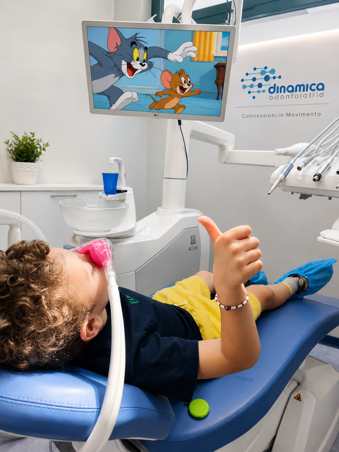 Bambina dal dentista che sorride