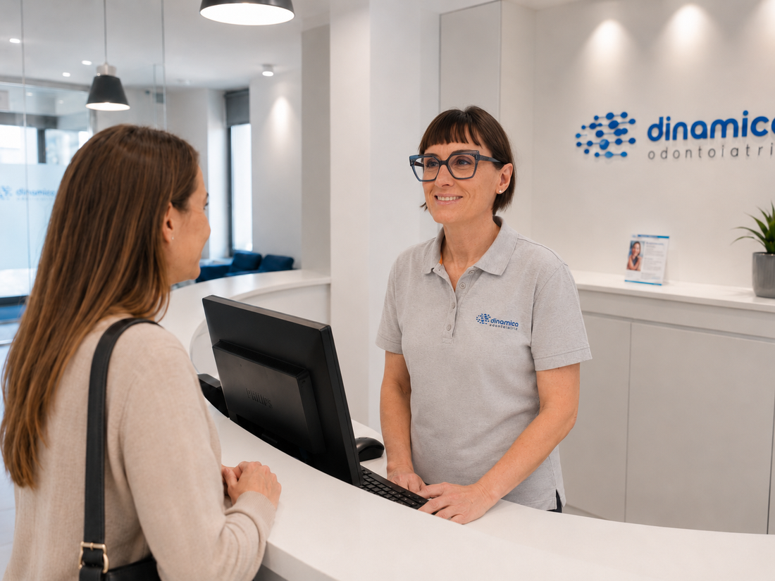 Bambina dal dentista che sorride